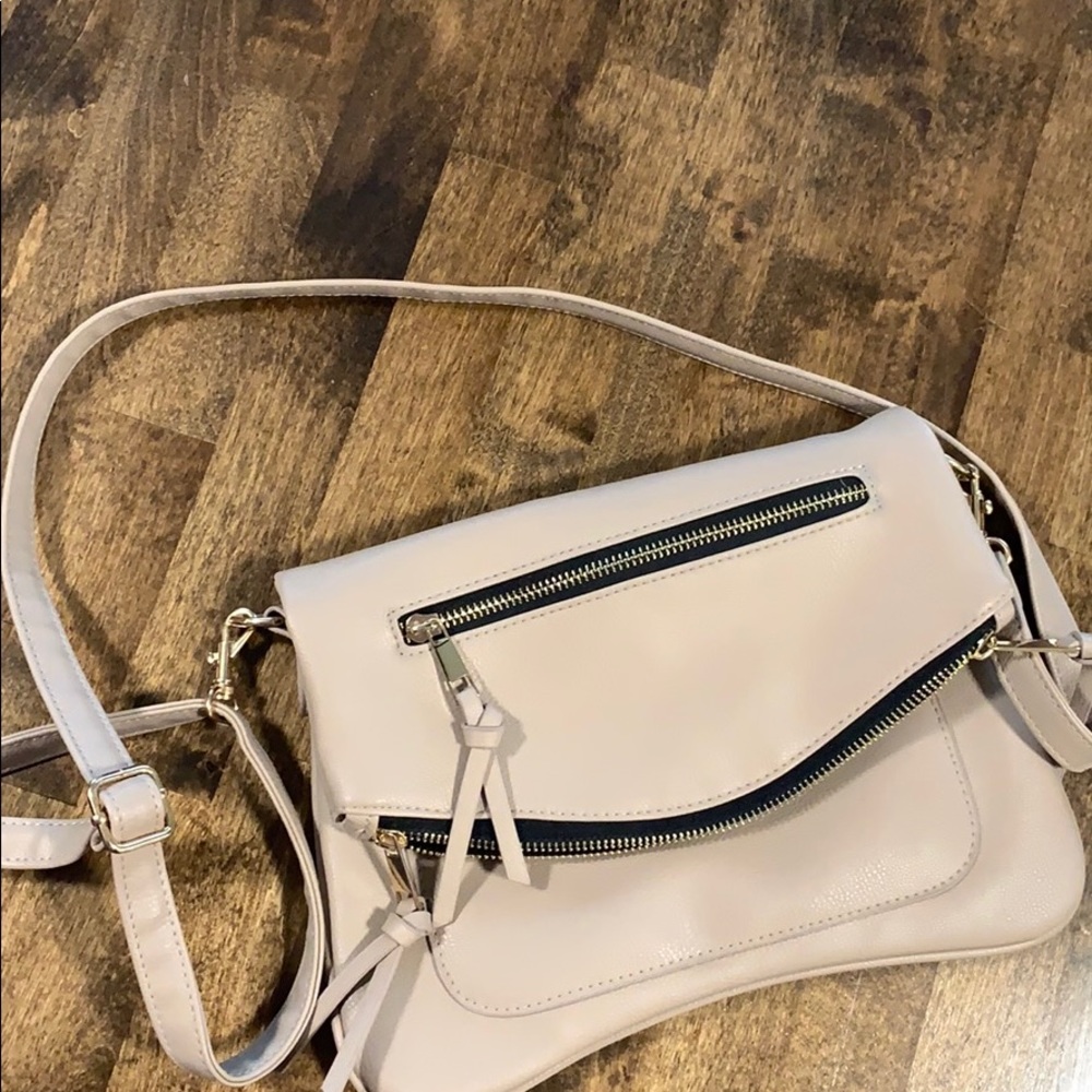 Very cute crossbody!